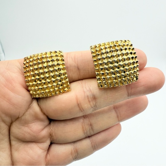 Bold Runway 1990s Statement Gold Tone Square Fluted Clip On Earrings - Picture 1 of 7